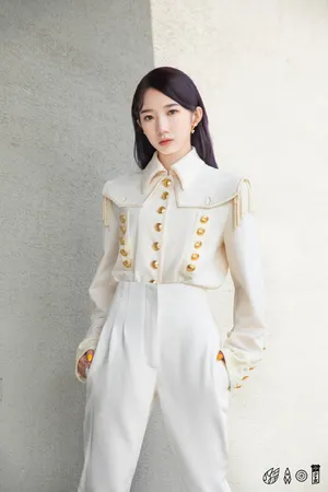 孟美岐复古宫廷风写真图片