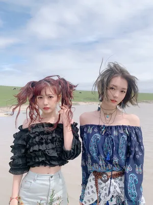 赖美云段奥娟草原俏皮写真图片_1