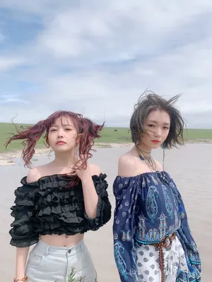 赖美云段奥娟草原俏皮写真图片