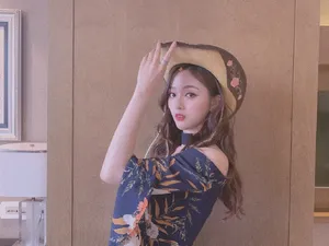吴宣仪微博九宫格美照图片_1