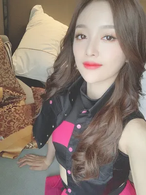 吴宣仪微博九宫格美照图片_7