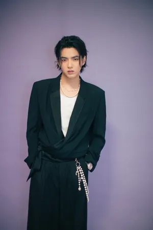吴亦凡黑色西服帅气图片