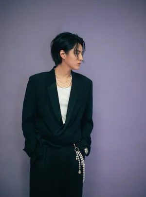 吴亦凡黑色西服帅气图片