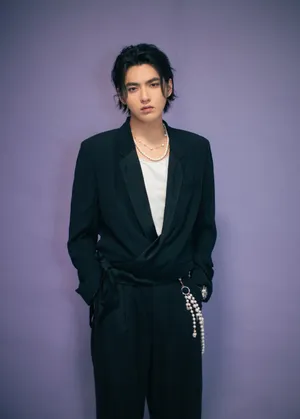 吴亦凡黑色西服帅气图片_2