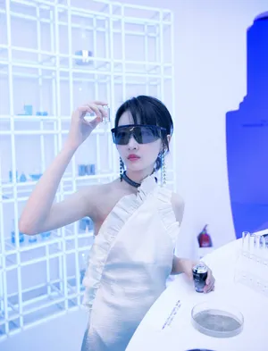 周冬雨性感品牌活动写真图片_5