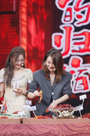 戚薇吴宣仪天天向上甜美图片_3