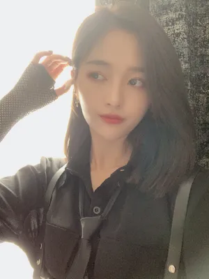 吴宣仪性感气质自拍照图片_2