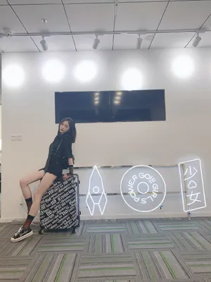 吴宣仪性感气质自拍照图片_6