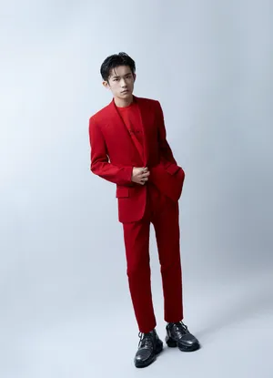 易烊千玺六周年红色西装帅气写真_1
