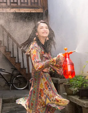 姚晨慵懒古巷写真图片_5