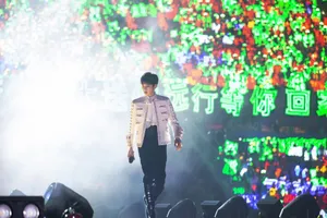 王源六周年演唱会帅气图片