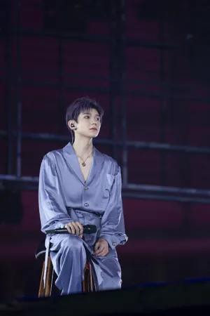 王源六周年演唱会帅气图片_5