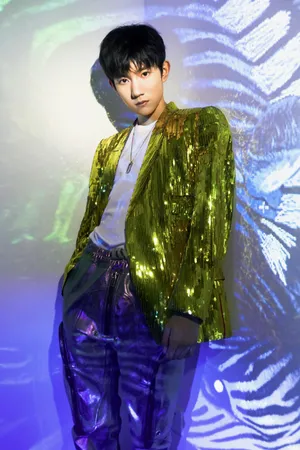 TFBOYS王源六周年帅气写真图片_4