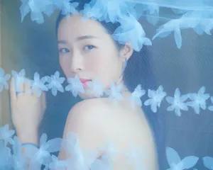 江一燕蓝色蛋糕裙气质性感图片_1