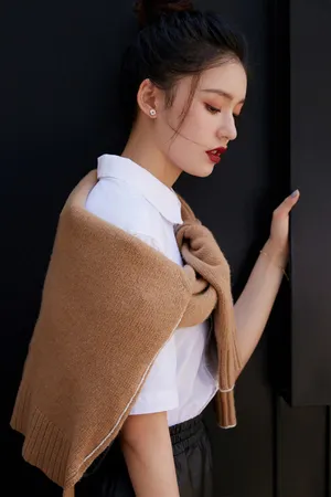 林允简约干练时尚写真图片_3