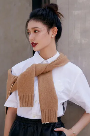 林允简约干练时尚写真图片_5