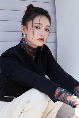 林允黑白穿搭性感写真图片_2