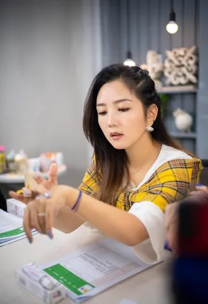何洁白色T恤格子外套甜美图片