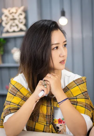 何洁白色T恤格子外套甜美图片