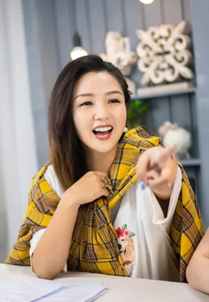 何洁白色T恤格子外套甜美图片_2