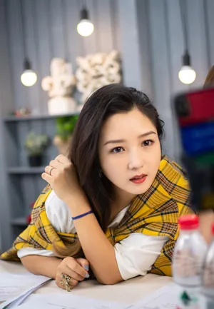何洁白色T恤格子外套甜美图片_4