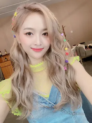吴宣仪黄发性感自拍照图片