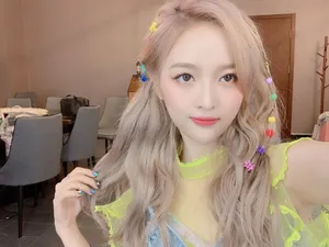 吴宣仪黄发性感自拍照图片_2