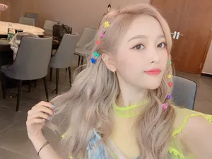 吴宣仪黄发性感自拍照图片_3
