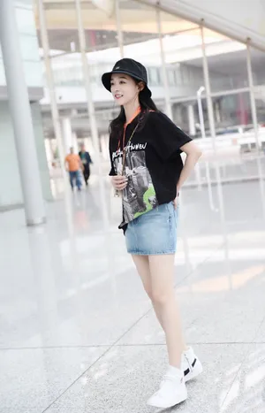 何泓姗清爽自然街拍图片