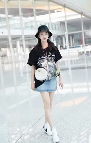 何泓姗清爽自然街拍图片_2