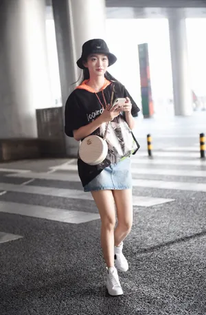 何泓姗清爽自然街拍图片_4