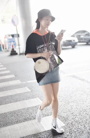 何泓姗清爽自然街拍图片_5