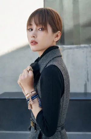王子文优雅知性写真图片_5