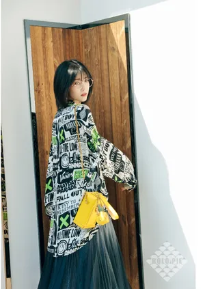 李溪芮清新活力街拍图片