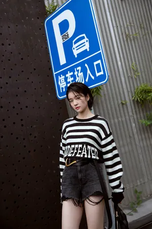 张雪迎条纹毛衣时尚街拍图片_4