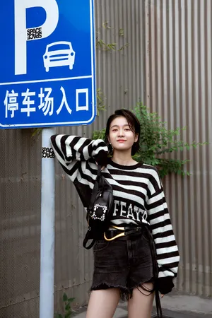 张雪迎条纹毛衣时尚街拍图片_5