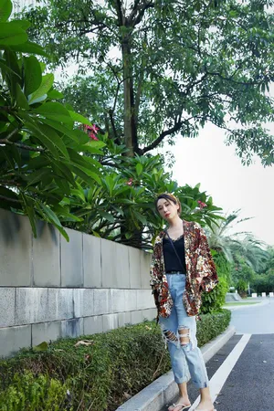 杜若溪花衬衫柔美街拍图片_1