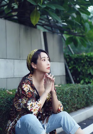 杜若溪花衬衫柔美街拍图片_2