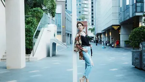杜若溪花衬衫柔美街拍图片_3