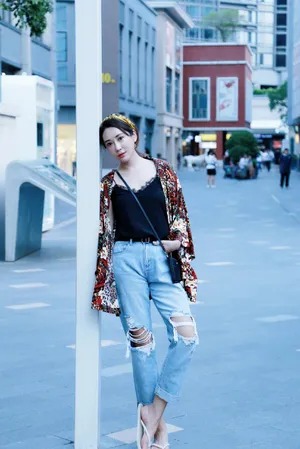 杜若溪花衬衫柔美街拍图片_5