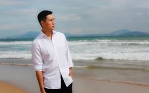 郑皓原海边旅拍照图片