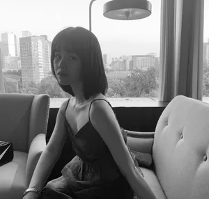 张依墨吊带连衣裙黑白照片_5