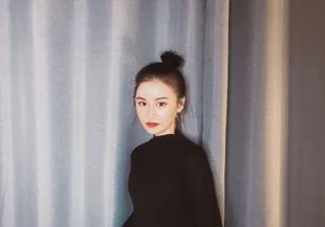 张依墨丸子头气质自拍照图片第1张
