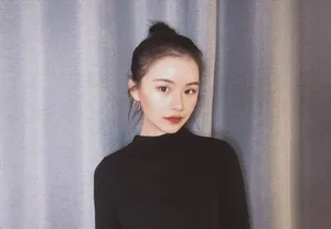 张依墨丸子头气质自拍照图片_2