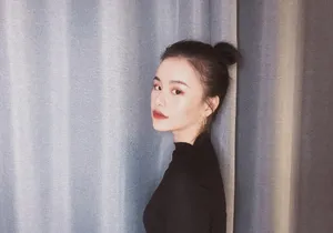 张依墨丸子头气质自拍照图片_3