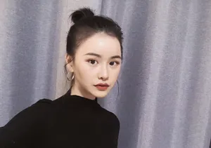 张依墨丸子头气质自拍照图片_4