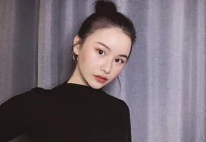 张依墨丸子头气质自拍照图片_6