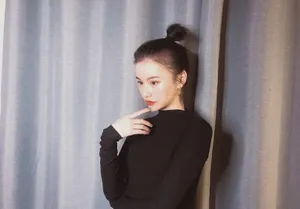 张依墨丸子头气质自拍照图片_7