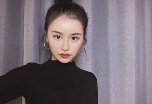 张依墨丸子头气质自拍照图片_8