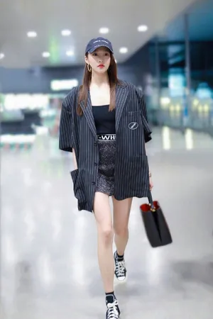关晓彤条纹西装街拍写真图片